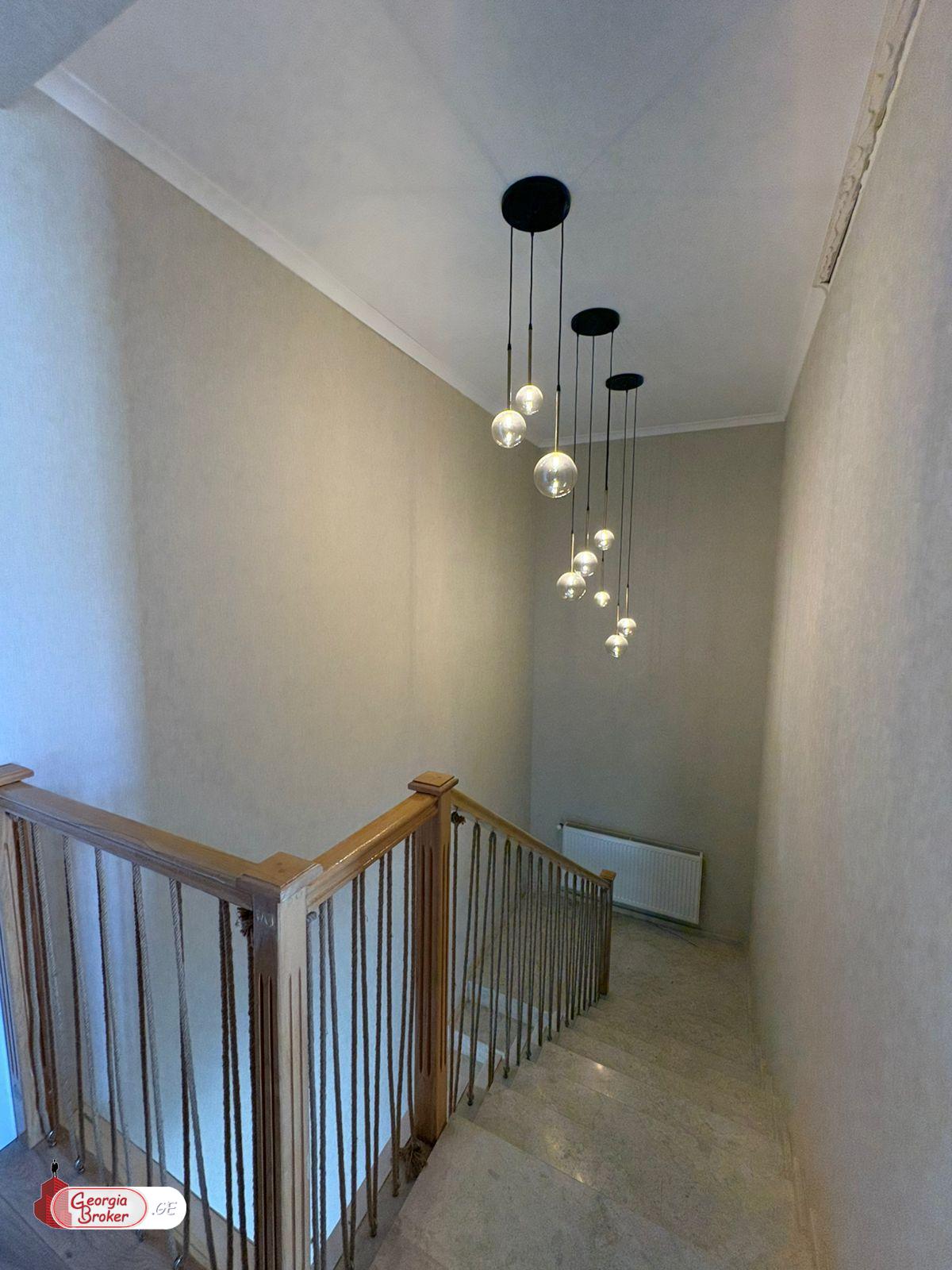 იყიდება ახალი გარემონტებული 12 ოთახიანი სახლი